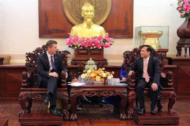 Le vice-président du Comité populaire de la ville de Cân Tho, Nguyên Ngoc Hê (à droite) et l'ambassadeur adjoint australien au Vietnam, Mark Tattersall. Photo : VNA.