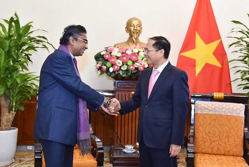 Le ministre des AE, Bùi Thanh Son (à droite) et l’ambassadeur du Sri Lanka au Vietnam Sajeewa Umanga Mendis. Photo : CPV.