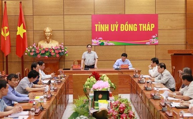 Séance de travail entre le Premier ministre Pham Minh Chinh (debout) et les autorités de Dông Thap. Photo : VNA.
