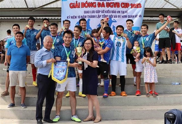 L’équipe Xây dung FC, championne du tournoi de football de la Coupe de l'Union générale des Vietnamiens de Belgique (UGVB). Photo : VNA.