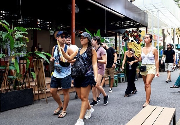 Des touristes espagnols visitent la rue du livre de Hô Chi Minh-Ville. Photo : VNA.