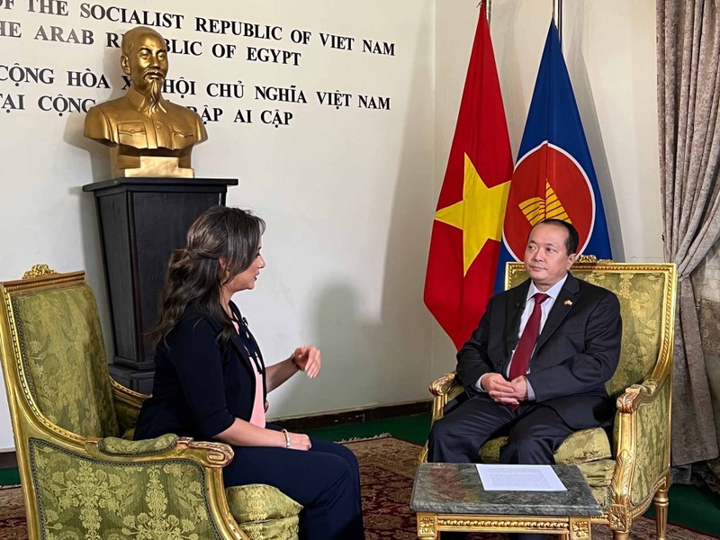 L’ambassadeur vietnamien en Égypte, Nguyên Huy Dung (à droite) lors de son interview accordée à la chaîne de télévision Sada Elbalad. Photo : baoquocte.vn