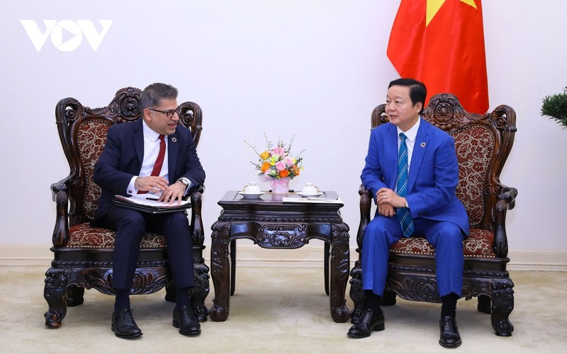 Le Vice-Premier ministre Trân Hông Hà (à droite) et le président et directeur exécutif d’Astra Zeneca, Nitin Kapoor, 14 août à Hanoi. Photo : VOV.