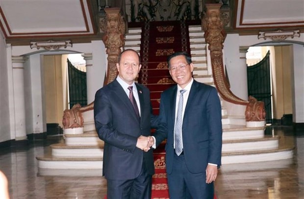 Le président du Comité populaire de Hô Chi Minh-Ville, Phan Van Mai (à droite), reçoit le ministre israélien de l'Économie et de l'Industrie, Nir Barkat. Photo : VNA.