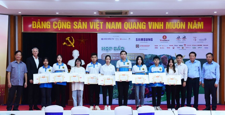 Après 15 éditions, le tournoi de golf caritatif « Swing for the Kids » a collecté plus de 20 milliards de dôngs pour remettre à plus de 20 000 élèves, dans 40 provinces et villes du Vietnam. Photo : NDEL.