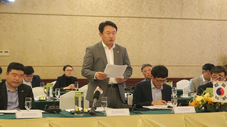 Le représentant de l’Association des Entreprises sud-coréennes (KOCHAM) prend la parole lors de la conférence. Photo : NDEL.