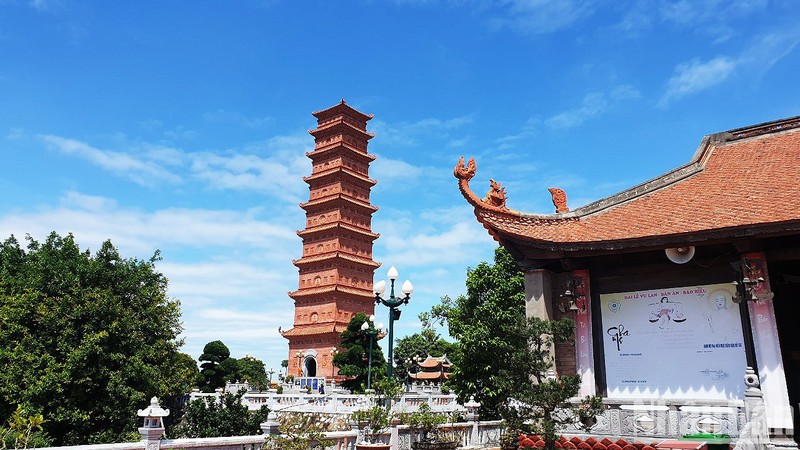 La tour Tuong Long, également connue sous le nom de tour Dô Son, a été construite sur les fondations d’une tour construite au 11e siècle. Mise en chantier en 2007, cette architecture bouddhiste a été achevée en 2017 à l’occasion du millième anniversaire de Thang Long-Hanoï. La tour a été construite sur un terrain d’environ 2 000 mètres carrés, sur le territoire du quartier Van Son. Photo : NDEL.