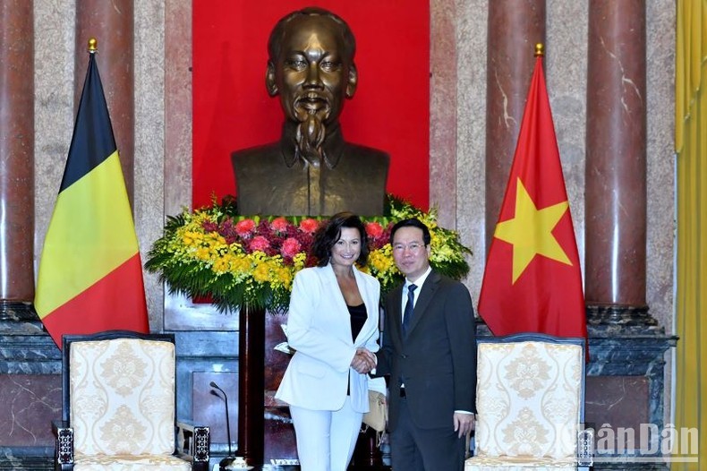 Le Président Vo Van Thuong reçoit la Présidente du Sénat belge, Stephanie D'Hose. Photo : VNA.