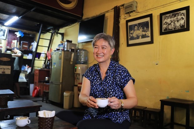 La ministre Penny Wong déguste le célèbre café à l'œuf vietnamien à la rue Dinh Tiên Hoàng. Photo : VNA.