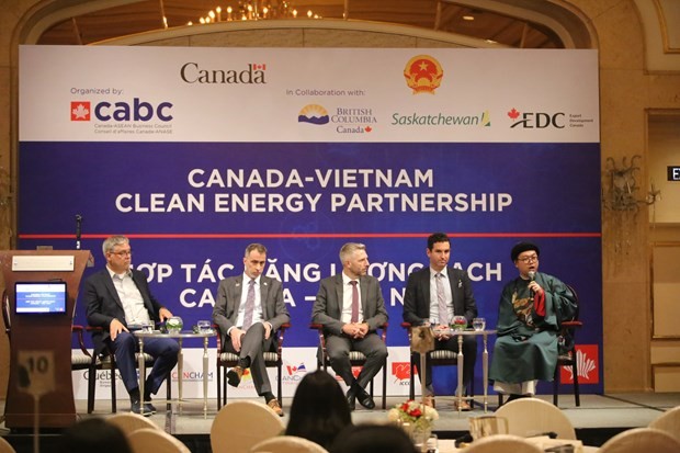 Des experts présentent de nombreuses solutions lors du Forum de coopération Canada - Vietnam sur les énergies propres. Photo : VNA.