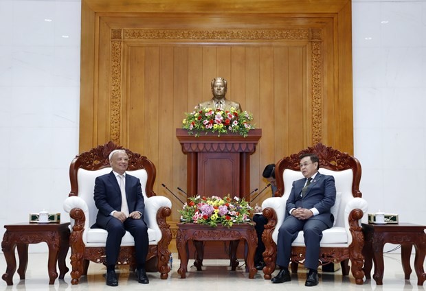 Le président de l'Assemblée nationale lao, Xaysomphone Phomvihane (à droite) et le président du Comité de la Paix du Vietnam, Uông Chu Luu. Photo : VNA.