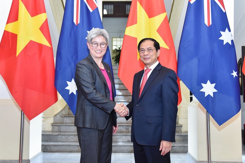 Le ministre des Affaires étrangères, Bùi Thanh Son (à droite) et son homomogue australienne, Penny Wong, se serrent la main. Photo : VNA.