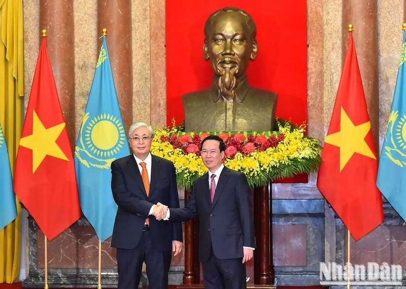 Le Président vietnamien, Vo Van Thuong (à droite) et son homologue du Kazakhstan, Kassym-Jomart Tokaïev. Photo : NDEL.