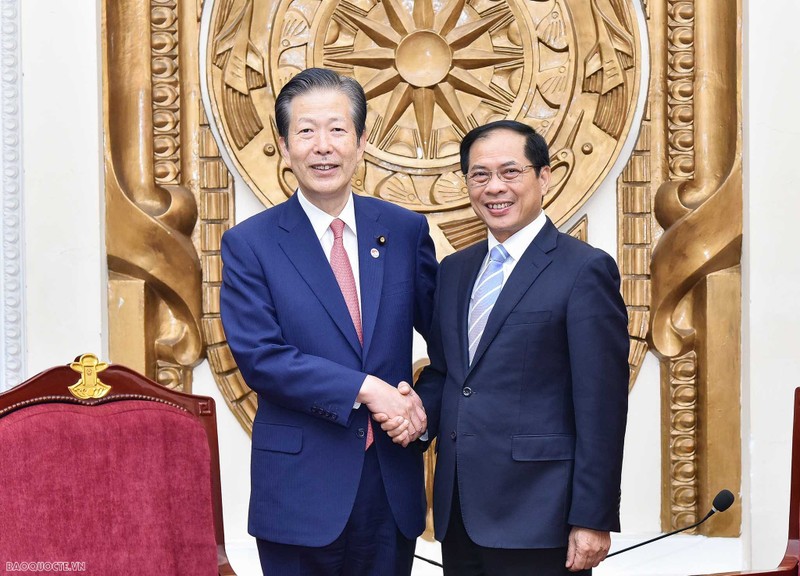 Le ministre des Affaires étrangères, Bùi Thanh Son (à droite) et le représentant en chef du Parti japonais Komeito, Yamaguchi Natsuo, le 23 août à Hanoï. Photo : baoquocte.vn