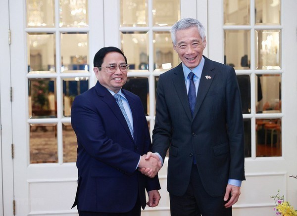 Le Premier ministre vietnamien, Pham Minh Chinh, (à gauche) et son homologue singapourien Lee Hsien Loong, le 9 février 2023. Photo : VNA.