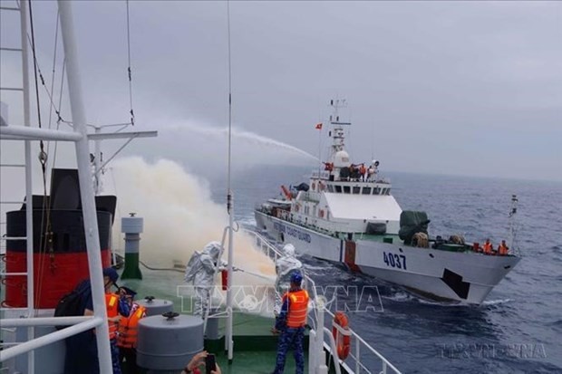 Des garde-côtes japonais et vietnamiens participent à une formation conjointe en matière de recherche et de sauvetage, de prévention et de contrôle des incendies. Photo : VNA.