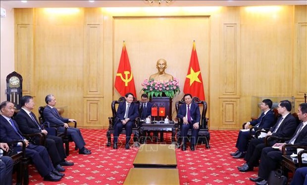 Nguyên Xuân Thang, directeur de l'Académie nationale politique de Hô Chi Minh et président du Conseil théorique central et Ly Zhiyong, président de l'Association nationale chinoise pour la recherche sur l’édification du Parti. Photo : VNA.