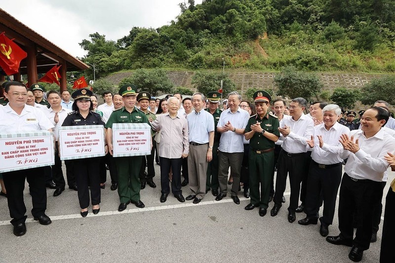 Le Secrétaire général du PCV Nguyên Phu Trong remet des cadeaux aux forces intersectorielles en mission au poste-frontière international de Huu Nghi (Amitié) installé dans la province de Lang Son (Nord). Photo : VNA.