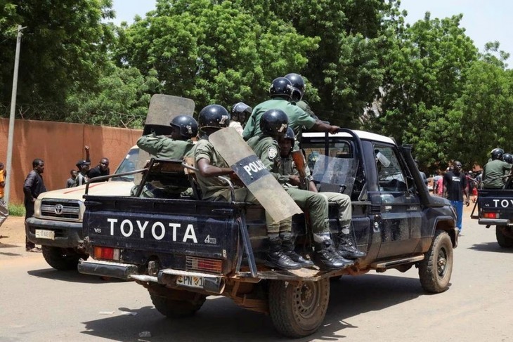 Des forces de sécurité nigériennes s'apprêtent à dissiper une manifestation pro-putschistes devant l'ambassade de France à Niamey, le 30 juillet 2023. Photo : Reuters