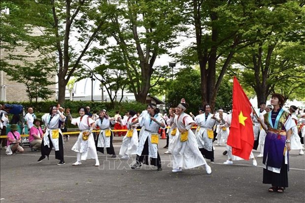 La troupe vietnamienne Nakama Yosakoi se produit dans la rue. Photo : VNA.