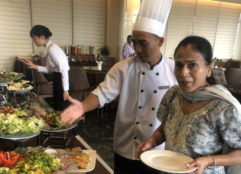 Le buffet au restaurant Halal de l’hôtel 5 étoiles Delasea Ha Long, province de Quang Ninh. Photo : baoquocte.vn