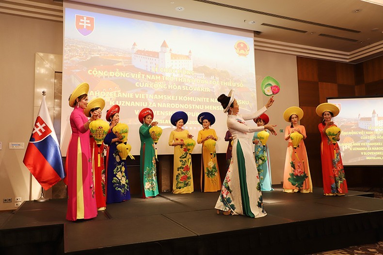 Lors de la célébration de la reconnaissance de la communauté vietnamienne en tant que 14e groupe ethnique minoritaire de Slovaquie. Photo : NDEL