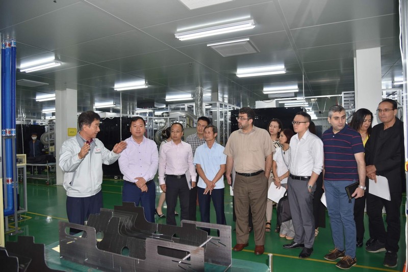 La délégation journalistes étrangers en visite dans l’entreprise JNTC Vina Co., Ltd, au capital 100 % sud-coréen. Photo : baoquocte.vn