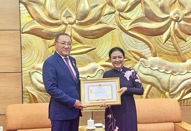 L'ambassadrice Nguyên Phuong Nga remet l'Insigne "Pour la paix et l'amitié entre les nations" à l'ambassadeur du Kazakhstan au Vietnam, Yerlan Baijanov. Photo : VNA.
