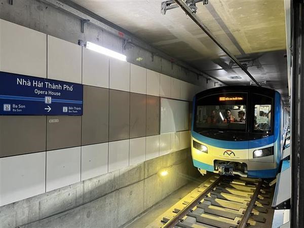 La première rame de la ligne du métro N°1(Bên Thành - Suôi Tiên) est mise à l'essai le 29 août sur toute la ligne. Photo : VNA.