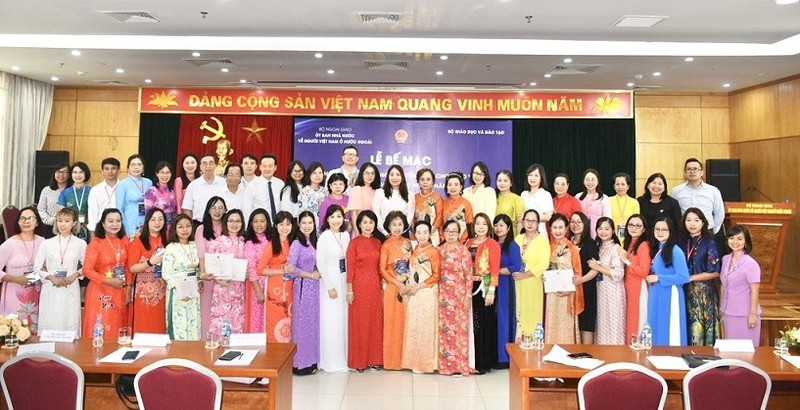 Cérémonie de clôture d'un cours de formation à l'enseignement de la langue vietnamienne destiné aux enseignants vietnamiens à l'étranger en 2023. Photo : baoquocte.vn