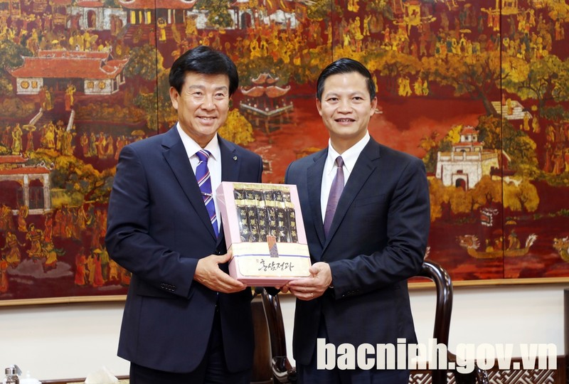 Le vice-président permanent du Comité populaire de la province de Bac Ninh, Vuong Quôc Tuân (à droite) et le président du district de Geumsan, province sud-coréenne de Chungcheongnam, Park Beomin. Photo : bacninh.gov.vn