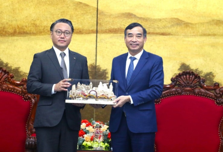 Le président du Comité populaire de la ville de Dà Nang, Lê Trung Chinh (à droite) et le gouverneur de Nagasaki, Oishi Kengo. Photo : thoidai.com.vn