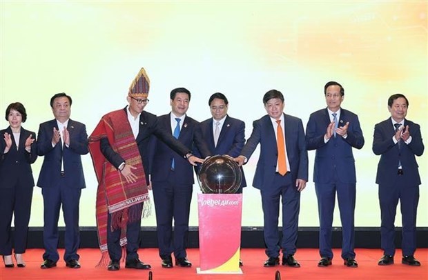 Le Premier ministre vietnamien, Pham Minh Chinh (au centre) à la cérémonie d’inauguration d’une ligne aérienne directe reliant Jakarta à Hanoi. Photo : VNA.