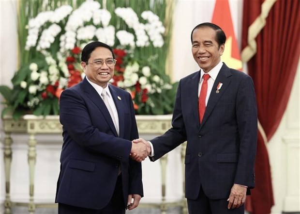 Le Premier ministre vietnamien, Pham Minh Chinh (à gauche) et le Président indonésien, Joko Widodo. Photo : VNA.