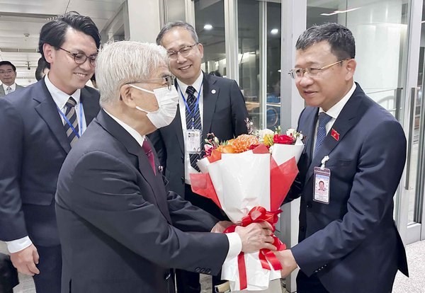 Le Président de la Chambre des Conseillers du Japon, Otsuji Hidehisa (à gauche) entame sa visite officielle au Vietnam. Photo : VNA.