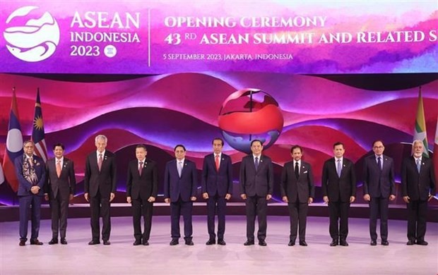 Le Premier ministre vietnamien, Pham Minh Chinh, avec le secrétaire général de l'ASEAN et les chefs de délégation des autres pays membres de l'ASEAN lors de la cérémonie d'ouverture du 43e Sommet de l'ASEAN et réunions connexes. Photo : VNA.