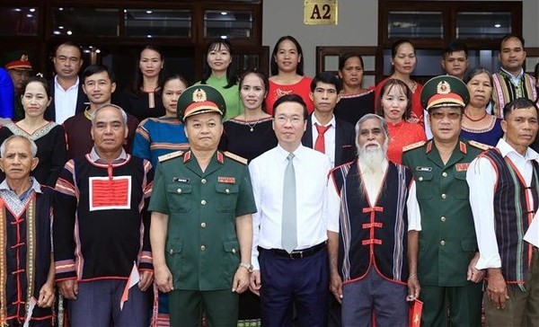 Le Président Vo Van Thuong (au premier rang, au milieu) recontre des patriarches, chefs de villages et personnes de renom au sein des minorités ethniques. Photo : VNA.