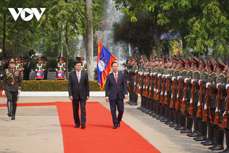 Le Président du Vietnam, Vo Van Thuong, inspecte la garde d'honneur lors de sa visite officielle au Laos en avril 2023. Photo : VNA.