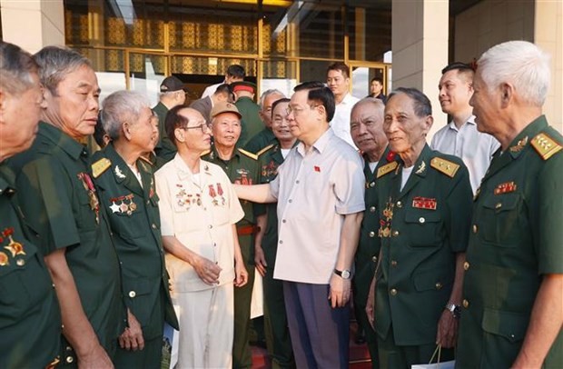 Le Président de l’Assemblée nationale et d’anciens combattants prisonniers de guerre de Nghê An. Photo : VNA.