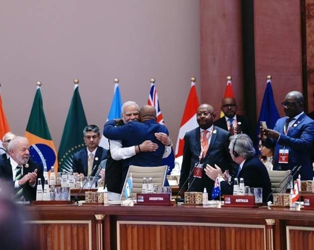 Le Premier ministre indien Narendra Modi félicite le président des Comores, Azali Assoumani, également président de l’Union africaine, lors de l’ouverture du sommet du G20 le 9 septembre à New Delhi. Photo: MEA/X