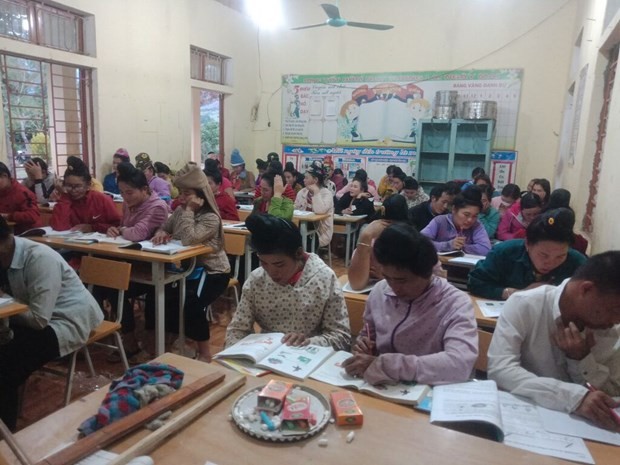 Dans une classe d'alphabétisation du district de Sông Ma, province de Son La (Nord). Photo : TG/CVN.