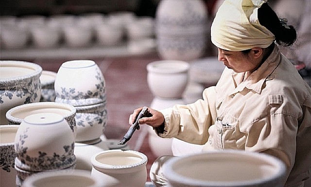 Par rapport aux 7 premiers mois de 2022, de nombreux produits ont un fort chiffre d'affaires à l'exportation, comme les produits en céramique et porcelaine. Photo : congthuong.vn