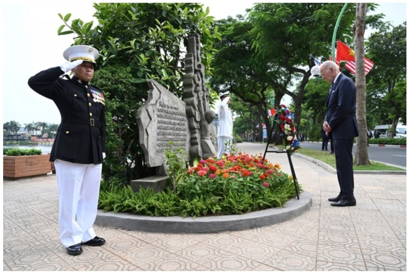 Le Président Joe Biden est allé fleurir le monument dédié au regretté sénateur américain John McCain, près du lac Truc Bach à Hanoi. Photo : VNA.