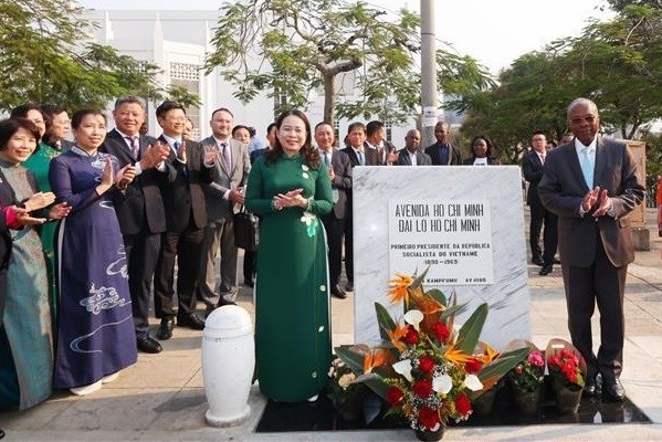 La Vice-Présidente Vo Thi Anh Xuân assiste à la cérémonie d'inauguration de la nouvelle plaque de rue de l'Avenue Hô Chi Minh. Photo: VNA