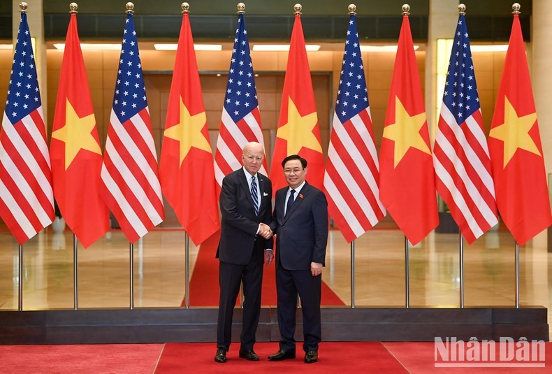 Le Président de l’Assemblée nationale Vuong Dinh Huê (à droite) et le Président américain Joe Biden se serrent la main, à Hanoi, le 11 septembre. Photo : NDEL