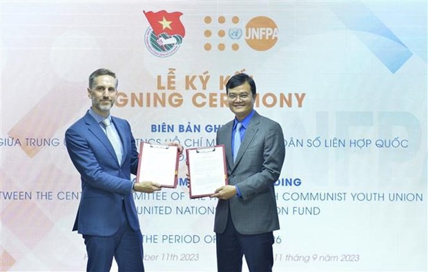 Le premier secrétaire de l'UJCH, Bui Quang Huy (à droite), également président du Comité national de la Jeunesse du Vietnam, Matt Jackson, représentant en chef du FNUAP au Vietnam, échangent un protocole d'accord pour la période 2023-2026. Photo: VNA