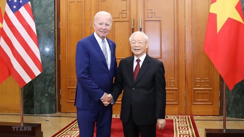 Le Secrétaire général du Parti Nguyên Phu Trong (à droite) et le Président américain Joe Biden avant leur entretien, dans l'après-midi du 10 septembre. Photo : VNA.