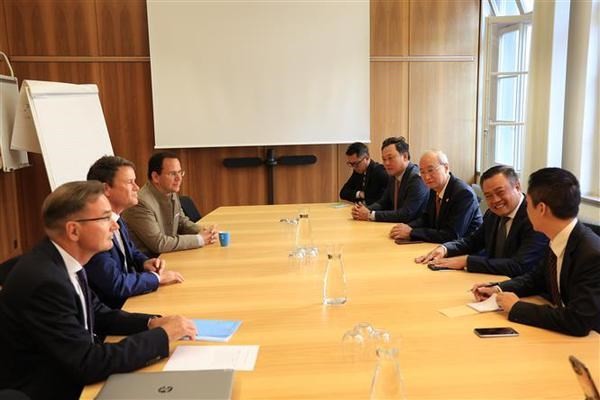 Séance de travail entre des dirigeants de Hanoi et du canton de Berne, en Suisse. Photo : VNA.