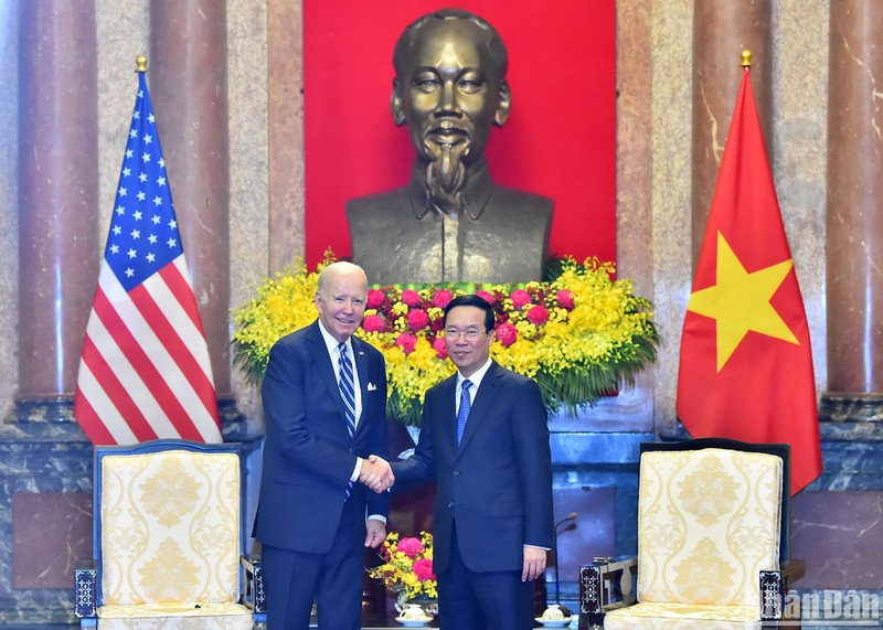 Le Président vietnamien Vo Van Thuong (à droite) et le Président américain Joe Biden se serrent la main, à Hanoi, le 11 septembre. Photo : NDEL.