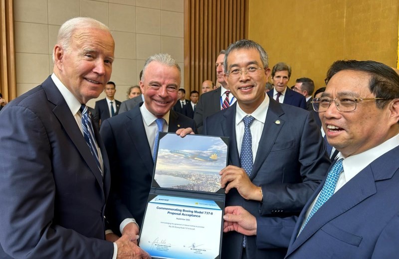 Les dirigeants de Vietnam Airlines et de Boeing ont pris des photos souvenirs avec le Premier ministre Pham Minh Chinh et le Président J. Biden au sujet du protocole d'achat de 50 Boeing 737 MAX. Photo : NDEL
